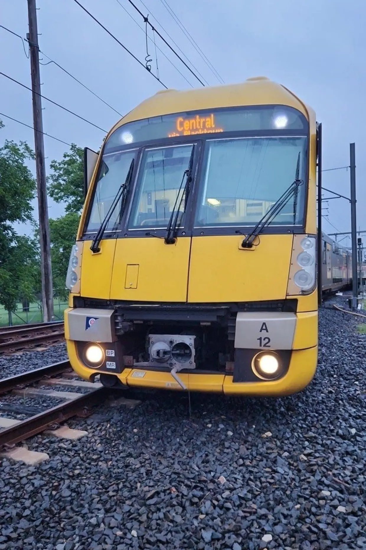 Sydney Train derails causing delays